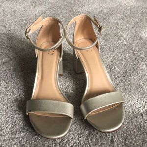 A New Day silver block heeled dress shoe